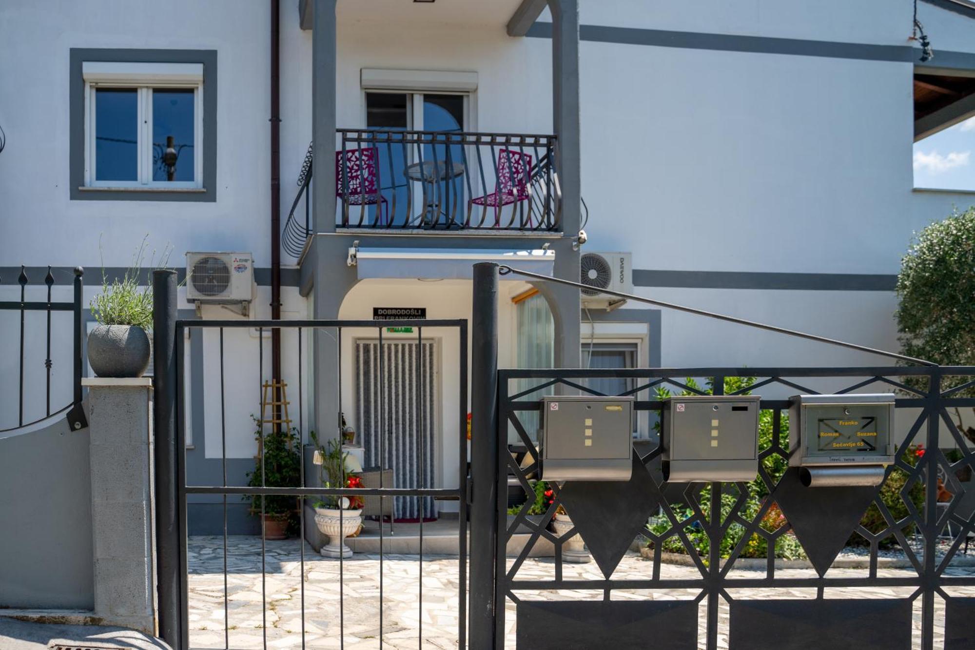 Apartments Villa Bazilika Secovlje Bilik gambar